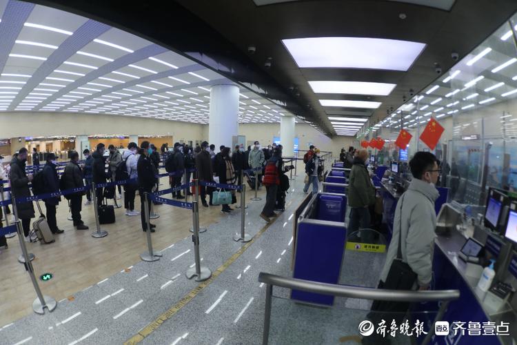 青岛空港口岸迎来节前客流高峰,多条客货运航班恢复